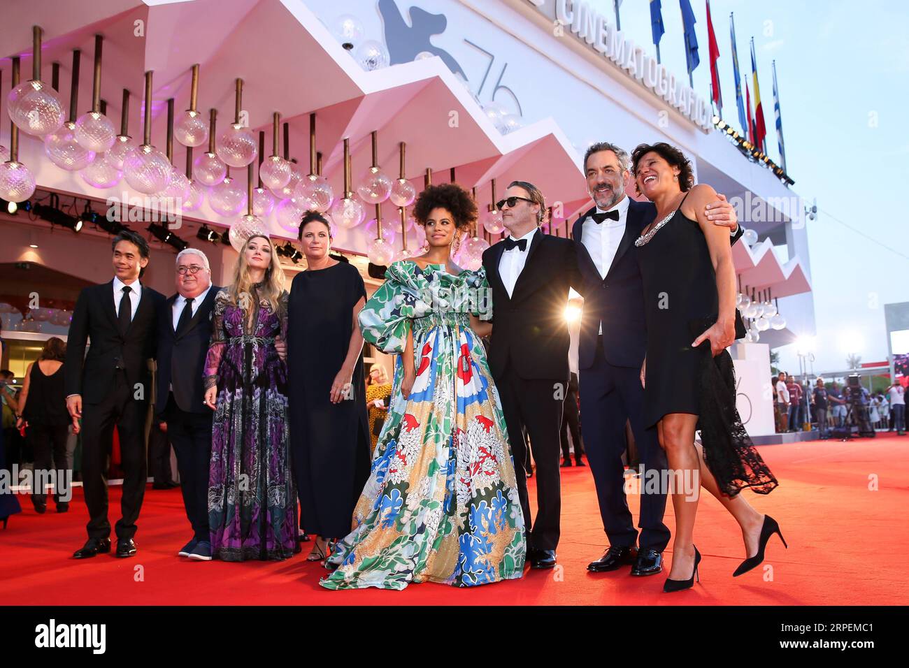 Filmfestspiele in Venedig - Joker Premiere 190901 -- VENEZIA, 1 settembre 2019 -- il regista Todd Phillips 2nd R e altri membri del cast posano sul Red carpet per la prima del film Joker durante la 76a Mostra Internazionale d'Arte cinematografica di Venezia, Italia, 31 agosto 2019. ITALY-VENICE-FILM FESTIVAL-JOKER-PREMIERE ZHANGXCHENG PUBLICATIONXNOTXINXCHN Foto Stock