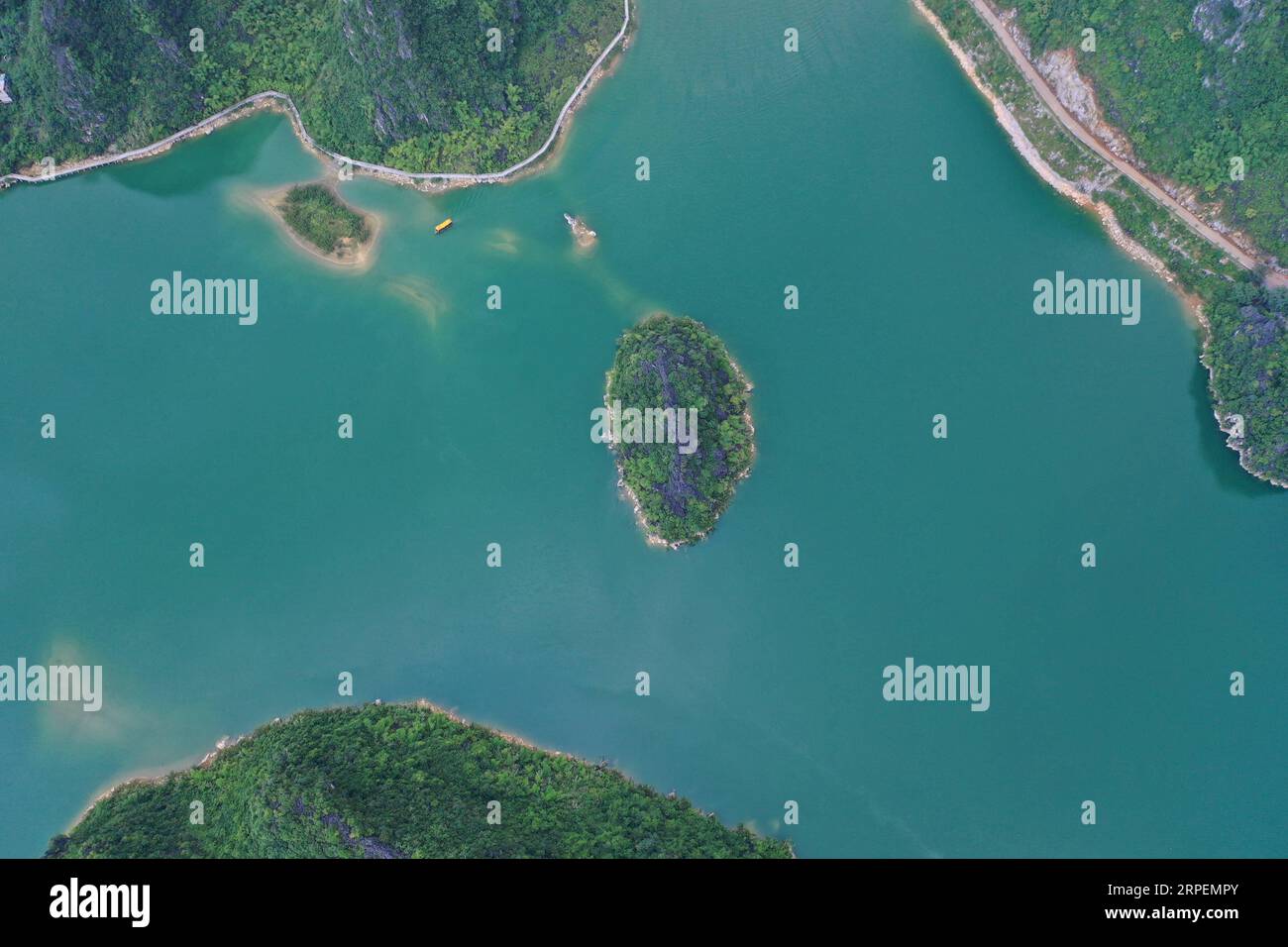 (190901) -- LINGYUN, 1 settembre 2019 -- la foto aerea mostra il paesaggio del lago Haokun punto panoramico nella contea di Lingyun, nella regione autonoma del Guangxi Zhuang del sud della Cina, 30 agosto 2019. Lao Ketuan, 40 anni, vive nel villaggio montuoso di Haokun, un luogo con trasporti estremamente poveri e scarse risorse terriere che ostacolavano gravemente lo sviluppo locale e causavano la popolazione intrappolata nella povertà. La famiglia Lao è tra quelle famiglie povere che vivono qui. Nel 2016, Lao, tuttavia, non aveva mai sognato che la sua famiglia potesse uscire dalla povertà grazie al lavoro delle autorità locali sulla lotta alla povertà Foto Stock