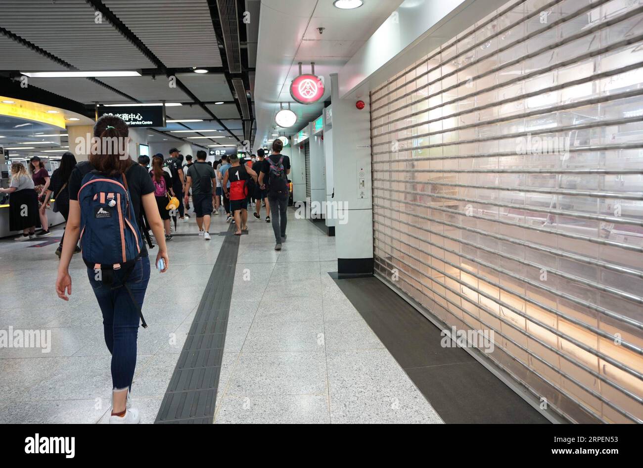 (190901) -- HONG KONG, 1 settembre 2019 -- foto scattata il 31 agosto 2019 mostra i negozi chiusi alla Admiralty Station nel sud della Cina a Hong Kong. I rivoltosi di sabato hanno appiccato incendi in diversi luoghi di Hong Kong, hanno vandalizzato la proprietà pubblica, creato barricate e strutture danneggiate presso le stazioni MTR come le porte con schermo della piattaforma. L'incendio incendiato dai pirati a Hennessy Road fu molto feroce a un certo punto, raggiungendo l'altezza del ponte e ponendo seri pericoli per i residenti nelle vicinanze. CHINA-HONG KONG-VIOLENCE-AFTERMATH (CN) QINXQING PUBLICATIONXNOTXINXCHN Foto Stock