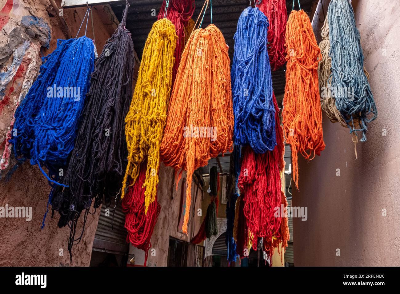 Marocco - Marrakech - Patrimonio dell'Umanità dell'UNESCO - scicini di lana tinta appesi ad asciugare nel suk Sebbaghine Foto Stock