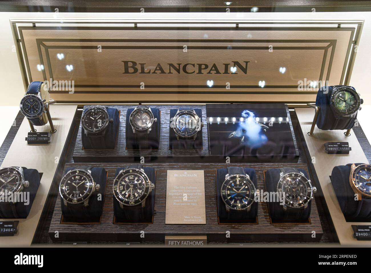 Blancpain vetrina con orologi meccanici alla moda in vendita, Blancpain è un produttore svizzero di orologi di lusso. Foto Stock