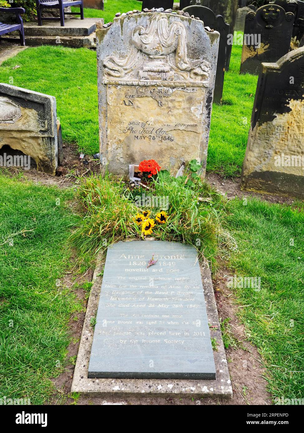 Tomba dell'autrice Anne Brontë nel St Marys Churchyard a Scarborough North Yorkshire Inghilterra Foto Stock