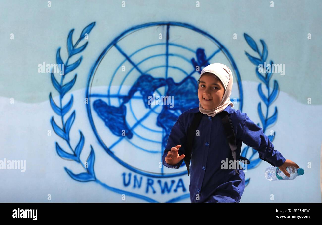 (190902) -- PECHINO, 2 settembre 2019 -- Una ragazza viene per il nuovo anno scolastico in una scuola gestita dall'Agenzia delle Nazioni Unite per il soccorso e l'occupazione dei rifugiati palestinesi (UNRWA) ad Amman, Giordania, 1 settembre 2019. (Foto di /Xinhua) XINHUA FOTO DEL GIORNO MohammadxAbuxGhosh PUBLICATIONxNOTxINxCHN Foto Stock