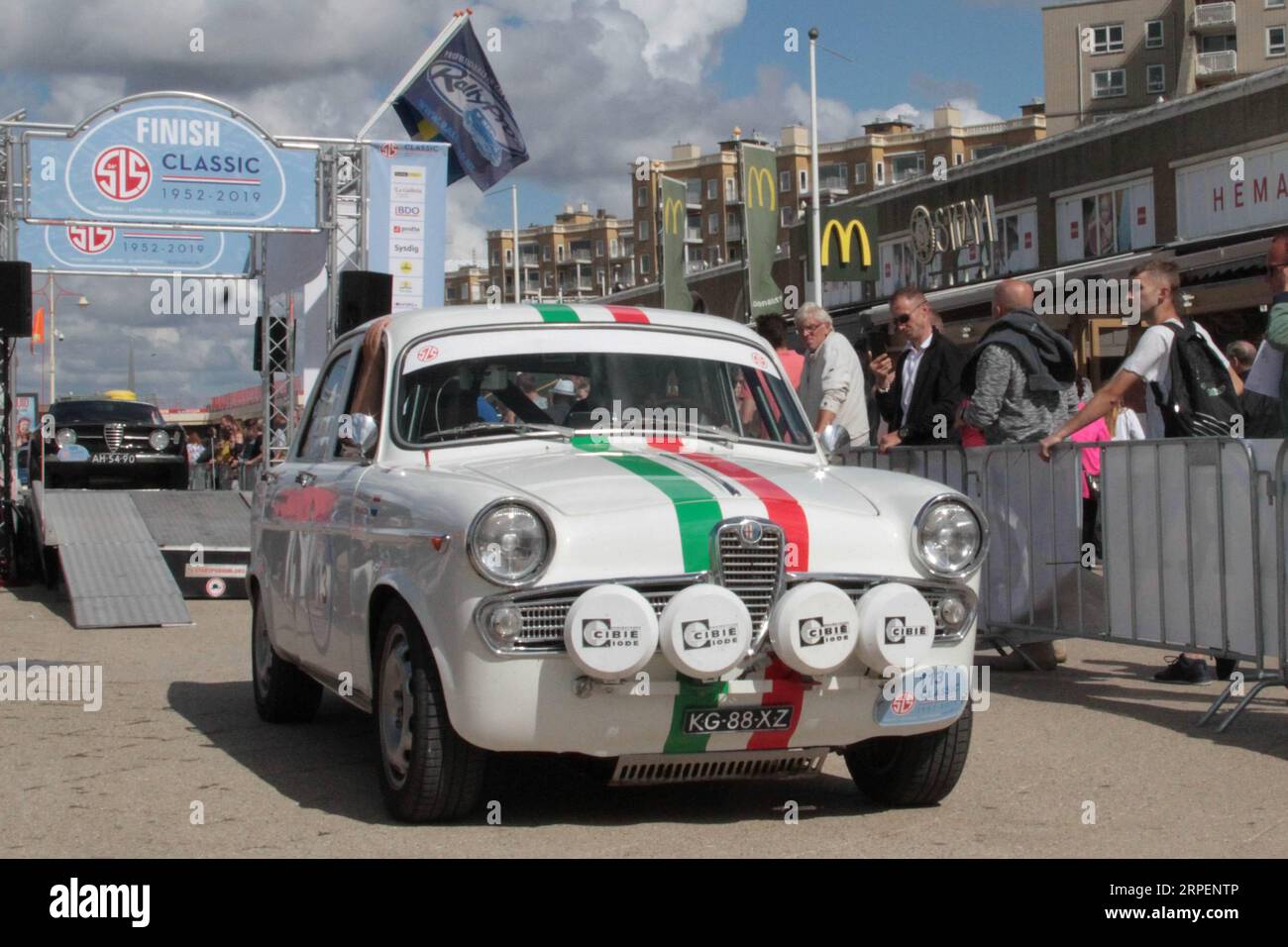 (190902) -- L'AIA, 2 settembre 2019 -- le auto d'epoca attraversano il traguardo sul viale di Scheveningen a l'Aia, Paesi Bassi, 1 settembre 2019. Circa 150 auto d'epoca si sono riunite nella famosa località balneare di Scheveningen all'Aia domenica, mentre terminavano il loro viaggio di quattro giorni del 56° rally di auto SLS Classic. Le auto d'epoca erano tutte immatricolate prima del 31 dicembre 1976. Organizzata dal 1952, la SLS Classic è oggi un rally di regolarità per le auto d'epoca. ) PAESI BASSI-L'AIA-AUTO D'EPOCA-RALLY LINXLIPING PUBLICATIONXNOTXINXCHN Foto Stock