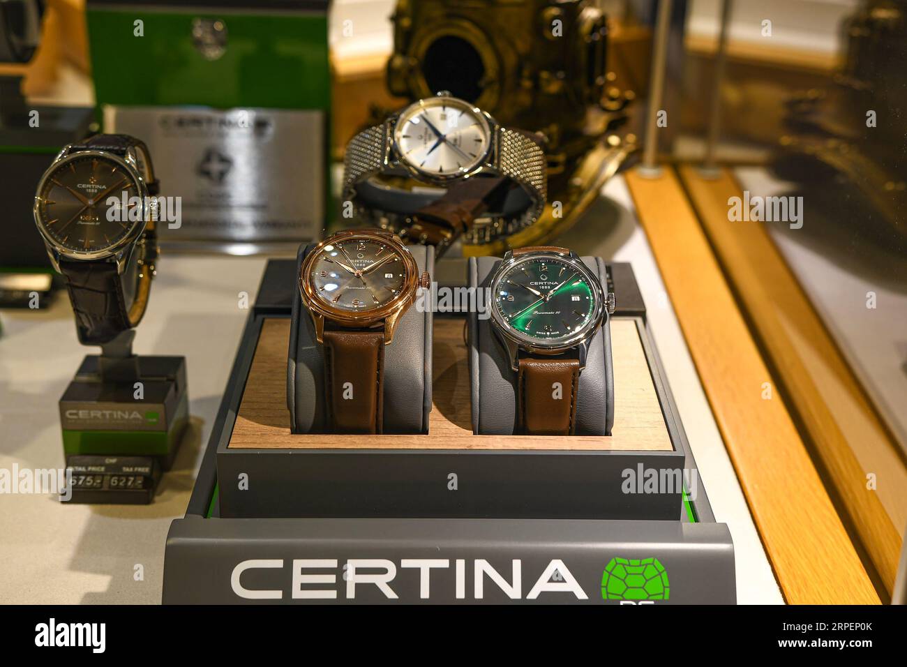 Orologi di alta qualità Certina in vendita in vetrina a Ginevra. Da oltre 130 anni Certina si dedica all'arte dell'orologeria svizzera Foto Stock