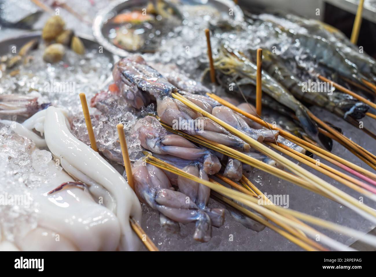 Molte rane crude nello Street food di Jalan Alor a Kuala Lumpur Foto Stock