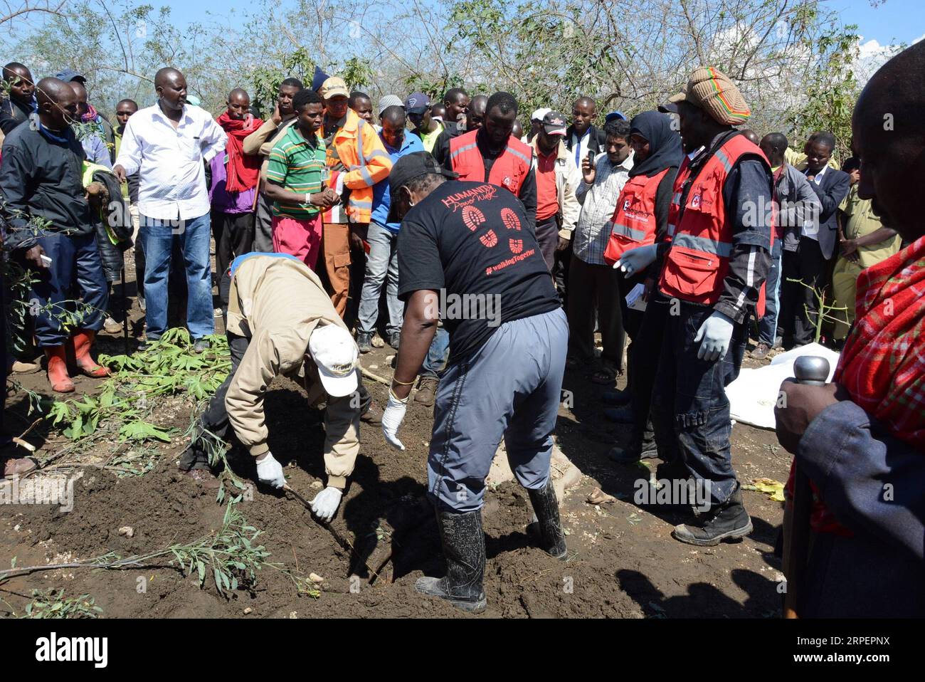 (190902) -- NAIVASHA (KENYA), 2 settembre 2019 (Xinhua) -- i lavoratori della Croce Rossa del Kenya cercano persone scomparse nella scena in cui i turisti e la loro guida turistica sono stati spazzati via dalle inondazioni al Parco Nazionale di Hell S Gate a Naivasha, Kenya, il 2 settembre 2019. Il Kenya Wildlife Service (KWS) lunedì ha detto che gli sforzi di ricerca e salvataggio sono stati annullati dopo che tutti i corpi dei turisti scomparsi e la loro guida sono stati contabilizzati. (Foto di Robert Manyara/Xinhua) KENYA-NAIVASHA-TURISTI-INONDAZIONI-VITTIME PUBLICATIONxNOTxINxCHN Foto Stock