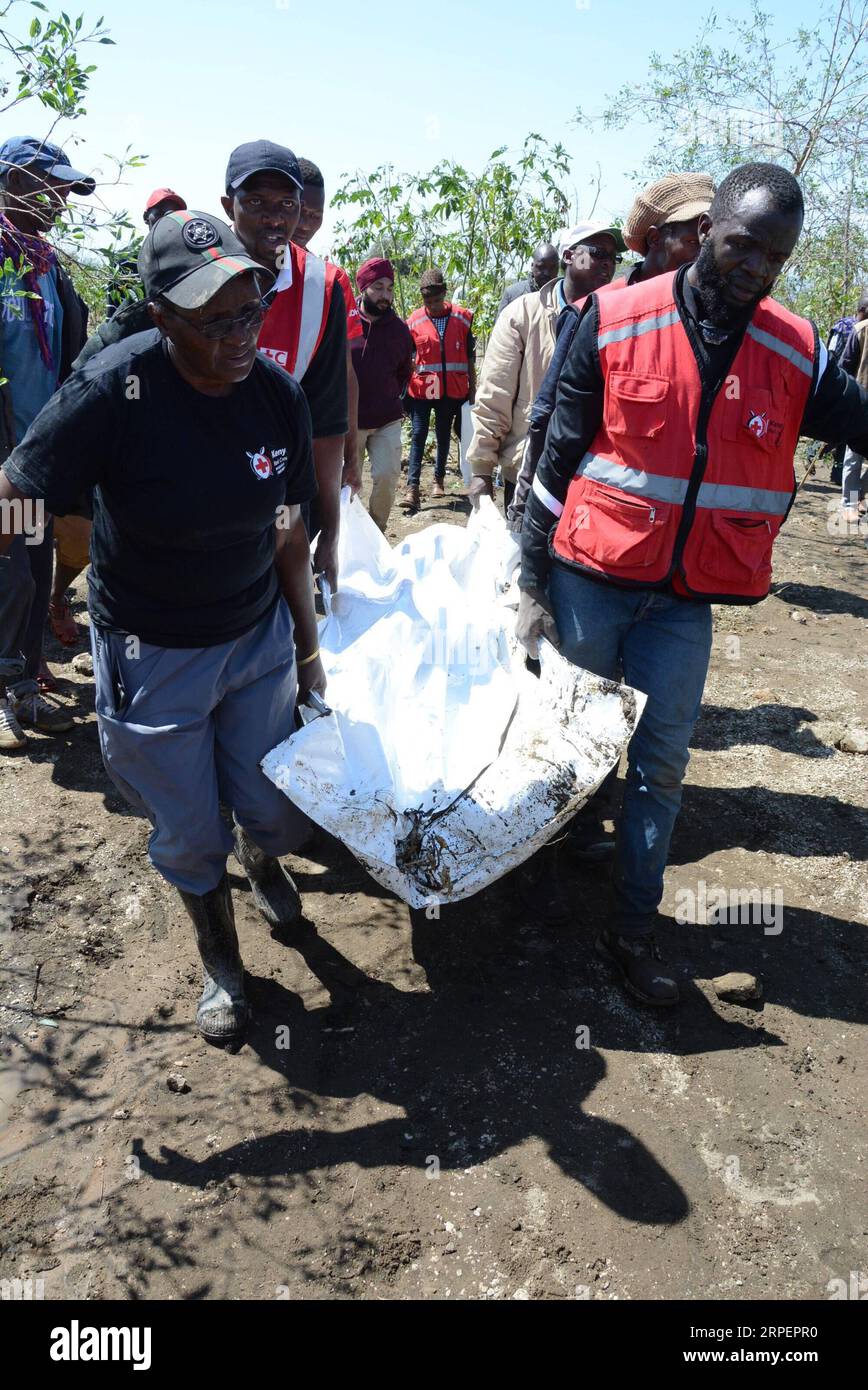 (190902) -- NAIVASHA (KENYA), 2 settembre 2019 (Xinhua) -- i lavoratori della Croce Rossa del Kenya trasportano il corpo di una vittima che è stata spazzata via dalle inondazioni al Parco Nazionale di Hell S Gate a Naivasha, Kenya, il 2 settembre 2019. Il Kenya Wildlife Service (KWS) lunedì ha detto che gli sforzi di ricerca e salvataggio sono stati annullati dopo che tutti i corpi dei turisti scomparsi e la loro guida sono stati contabilizzati. (Foto di Robert Manyara/Xinhua) KENYA-NAIVASHA-TURISTI-INONDAZIONI-VITTIME PUBLICATIONxNOTxINxCHN Foto Stock