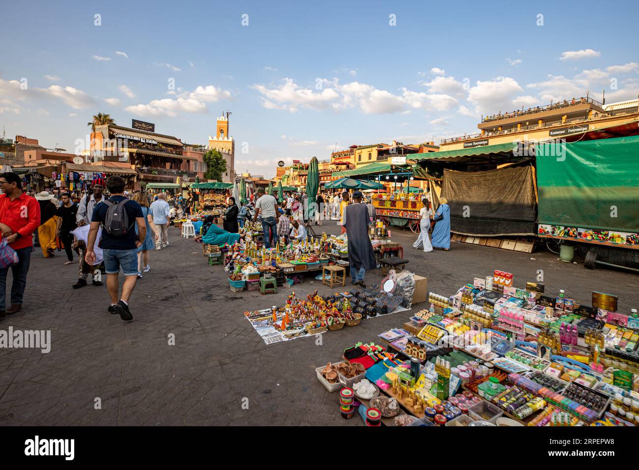 Marocco - Marrakech - Patrimonio dell'Umanità dell'UNESCO - la famosa piazza Jemaa El Fnaa nel centro della medina (città vecchia) Foto Stock