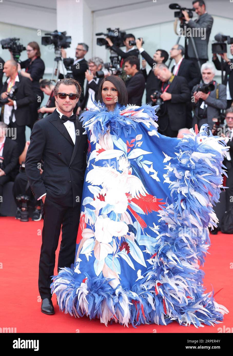 190903 -- VENEZIA, 3 settembre 2019 -- la modella e attrice Zara Mohamed Abdulmajid R, conosciuta come Iman, posa sul Red carpet durante la 76a Mostra Internazionale d'Arte cinematografica di Venezia, Italia, 28 agosto 2019. Le star partecipano all'evento in costumi di alta moda. ITALIA-VENEZIA-FILM FESTIVAL-RED CARPET-FASHION CHENGXTINGTING PUBLICATIONXNOTXINXCHN Foto Stock