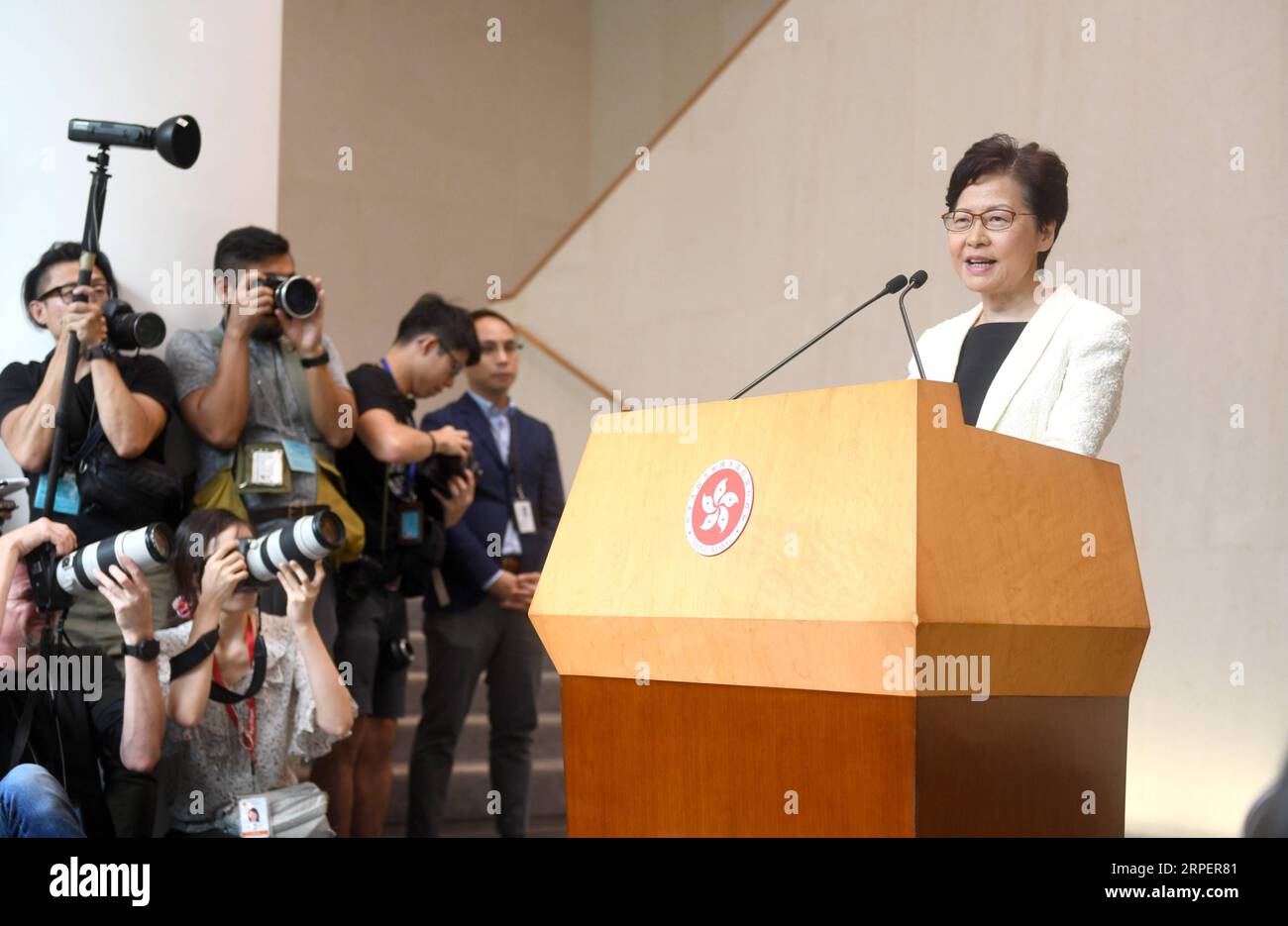 (190903) -- HONG KONG, 3 settembre 2019 -- Amministratore delegato della regione amministrativa speciale di Hong Kong (HKSAR) della Cina Carrie Lam parla a una conferenza stampa a Hong Kong, Cina meridionale, 3 settembre 2019. Di fronte all'escalation della violenza a Hong Kong, la maggior parte della popolazione di Hong Kong e il governo della regione HKSAR condividono la priorità di fermare la violenza e ristabilire la calma nella società di Hong Kong, ha affermato Lam. Per raggiungere l'obiettivo, lo Stato di diritto deve essere sostenuto per gestire gli atti illegali, ha affermato Lam, aggiungendo che il dialogo con tutti i ceti sociali di Hong Kong, soprattutto con le giovani generazioni, è il modo migliore per cedere Foto Stock