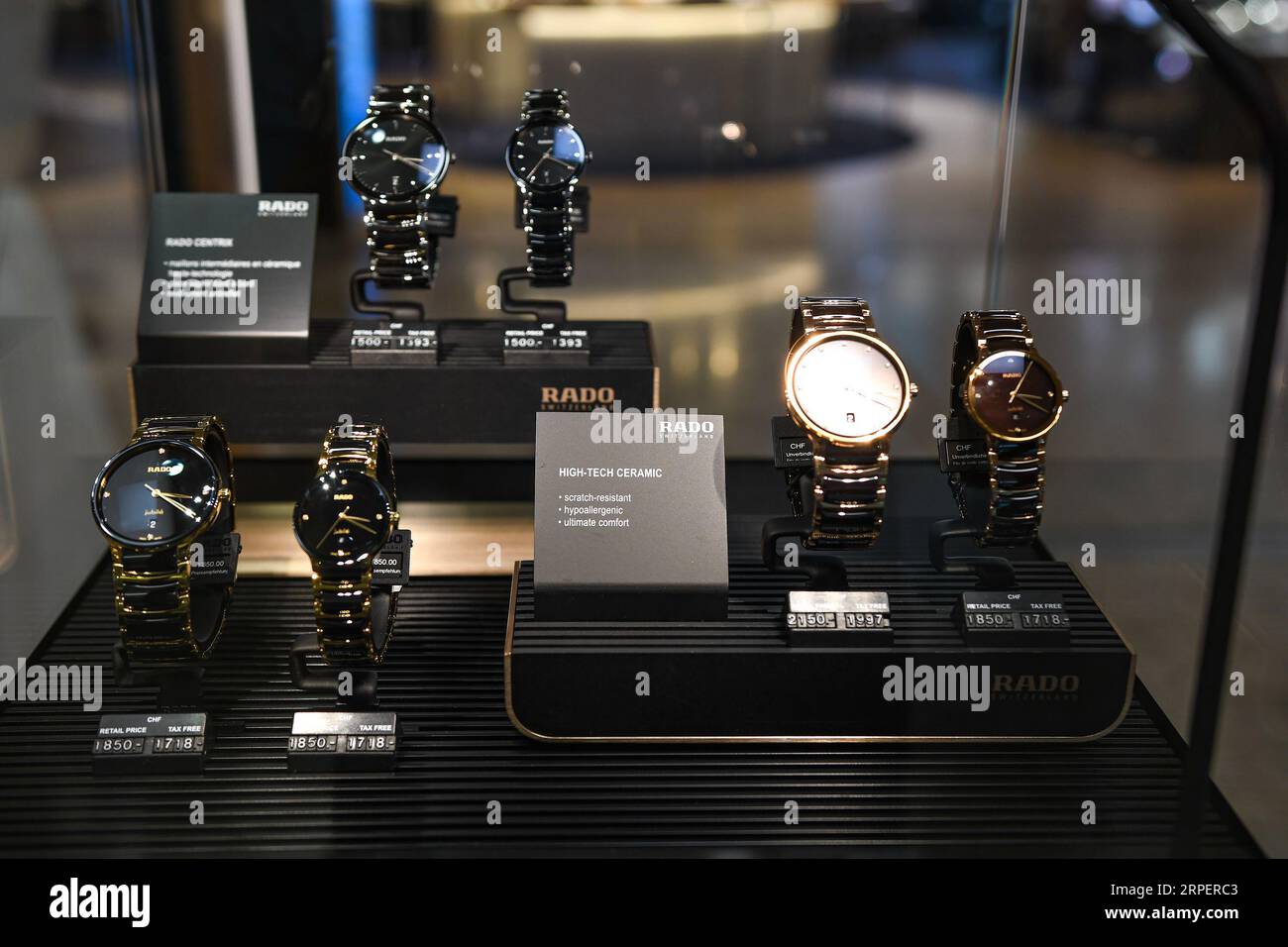 Orologi di lusso rado in vendita in vetrina nell'aeroporto di Ginevra in Svizzera. Foto Stock