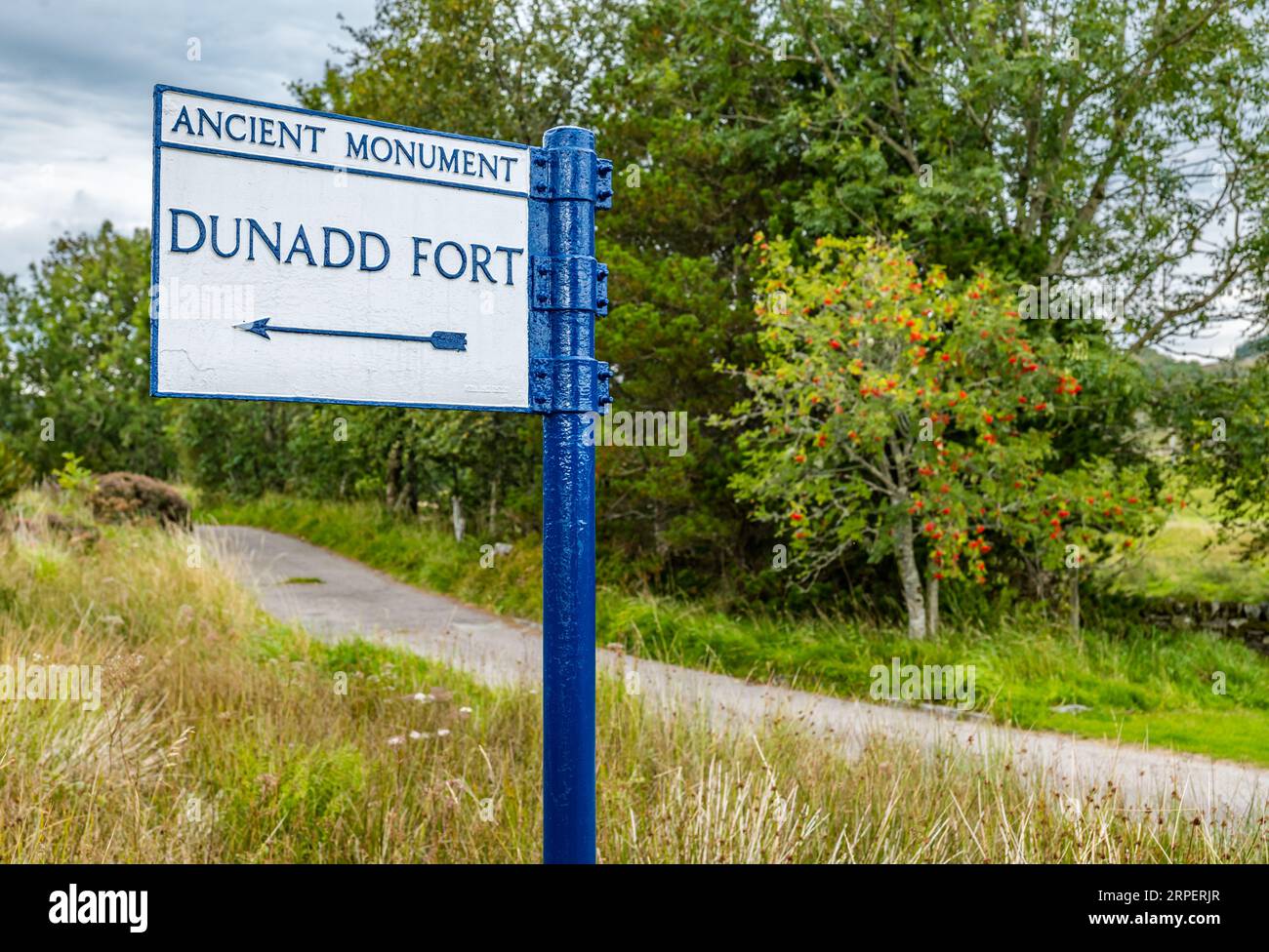 Indicazioni per il sentiero a Dunadd Hill Fort, Kilmartin Glen, Argyll, Scozia, Regno Unito Foto Stock