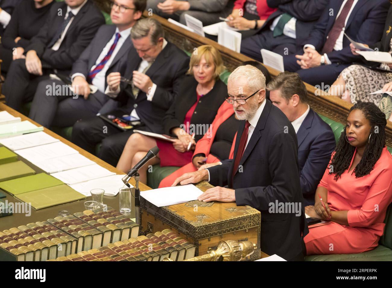 (190903) -- LONDRA, 3 settembre 2019 (Xinhua) -- il leader del partito laburista britannico Jeremy Corbyn (fronte) parla alla camera dei comuni a Londra, Gran Bretagna, il 3 settembre 2019. Martedì il primo ministro britannico Boris Johnson ha perso un voto chiave sulla Brexit nella camera dei comuni, mentre i parlamentari anti-no Deal assumono il controllo degli affari parlamentari. (Roger Harris/UK Parliament/Handout via Xinhua) CREDITO OBBLIGATORIO SPECIFICO: UK Parliament/Roger Harris BRITAIN-LONDON-PARLIAMENT-BREXIT VOTE PUBLICATIONxNOTxINxCHN Foto Stock