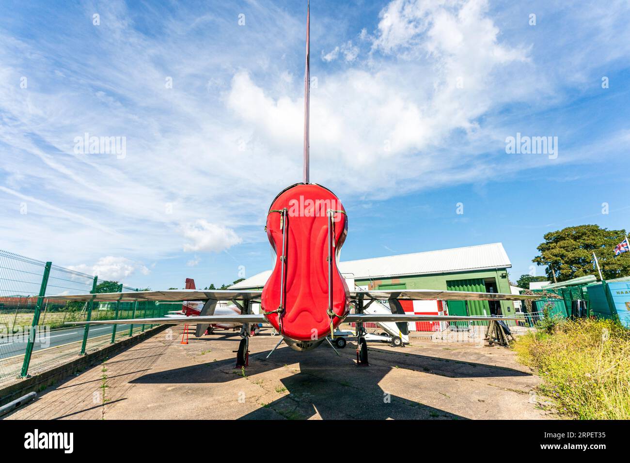 English Electric Lightning F6 in mostra all'aperto presso il museo di storia RAF Manston nel Kent. Vista rara dello scarico del doppio motore, del piano di coda e dell'aletta. Foto Stock