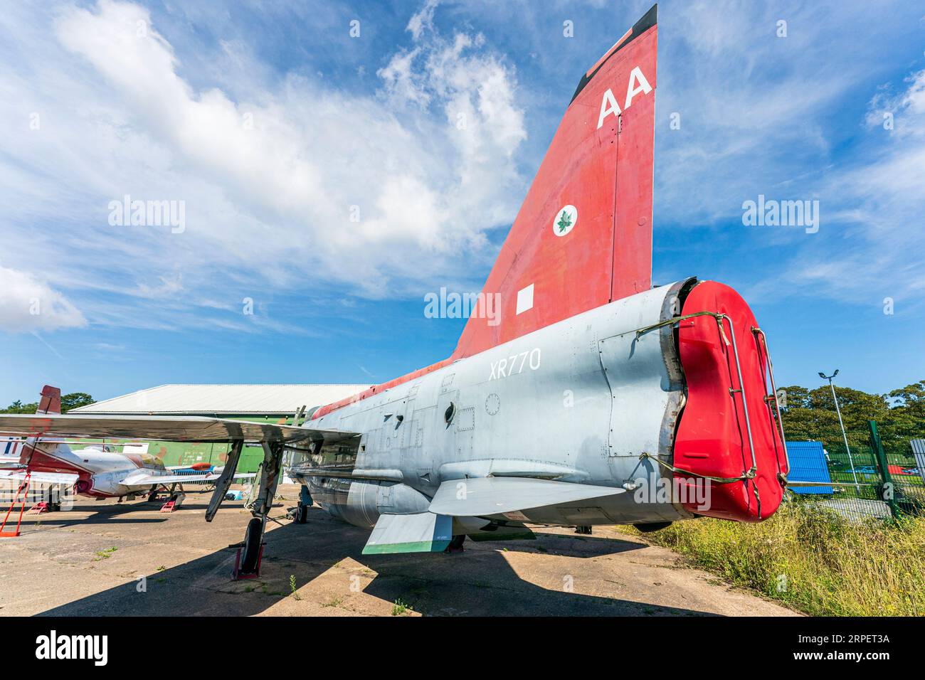 English Electric Lightning F6 in mostra all'aperto presso il museo di storia RAF Manston nel Kent. Vista rara dello scarico del doppio motore, del piano di coda e dell'aletta. Foto Stock
