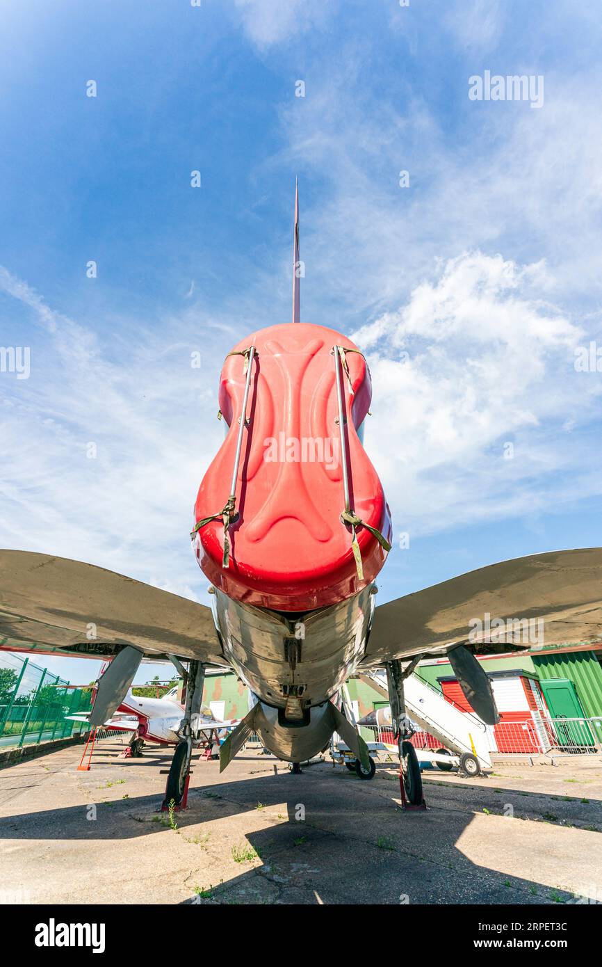 English Electric Lightning F6 in mostra all'aperto presso il museo di storia RAF Manston nel Kent. Vista rara dello scarico del doppio motore, del piano di coda e dell'aletta. Foto Stock