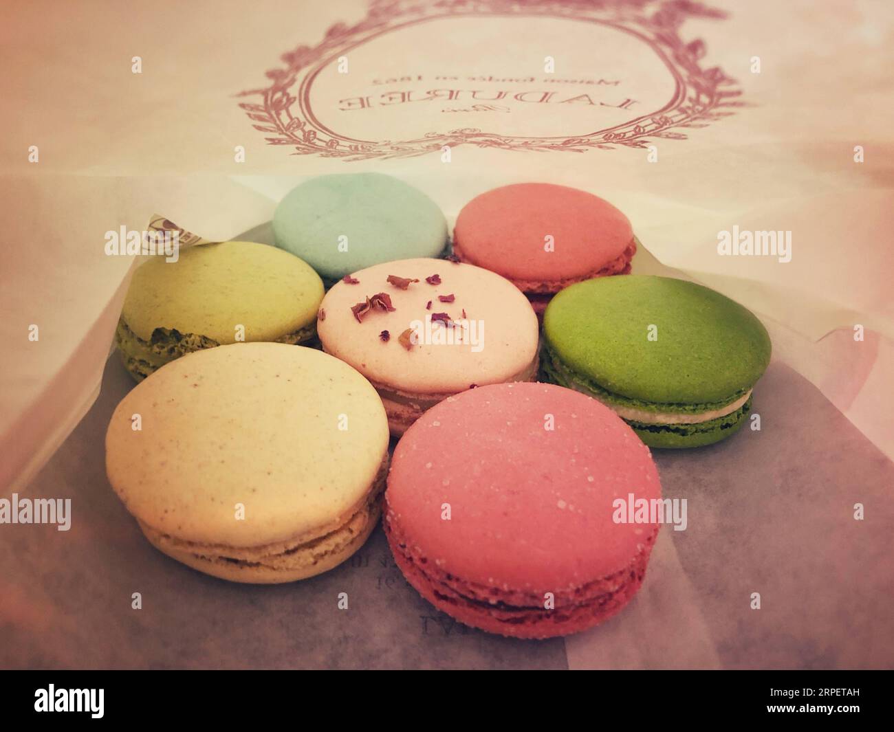 (190904) -- PARIGI, 4 settembre 2019 -- Mobile Photo scattata il 2 giugno 2019 mostra macaron a Parigi, Francia. Il macaron è un dolce dolce a base di meringa preparato con albume d'uovo, zucchero a velo, polvere di mandorle e abbigliamento alimentare. Un tempo era un cibo aristocratico e un simbolo di lusso nella storia. Come simbolo del dessert francese, Macaron è popolare tra le persone di tutto il mondo al giorno d'oggi. ) FRANCE-PARIS-MACARON GaoxJing PUBLICATIONxNOTxINxCHN Foto Stock