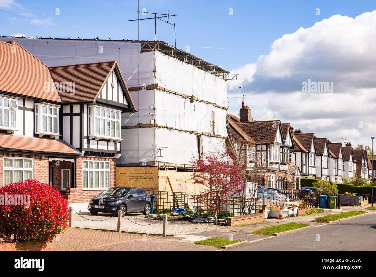 LONDRA, Regno Unito - 11 aprile 2023. Ristrutturazione della casa, cantiere edile. Impalcature che coprono una casa semi-indipendente suburbana in un sobborgo di Londra. Foto Stock