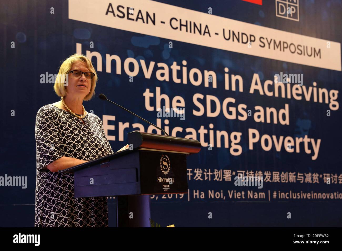 (190905) -- HANOI, 5 settembre 2019 -- Valerie Cliff, vicedirettore regionale per l'Asia e il Pacifico del programma di sviluppo delle Nazioni Unite (UNDP), indirizza la cerimonia di apertura del simposio ASEAN-Cina-UNDP ad Hanoi, capitale del Vietnam, 4 settembre 2019. Il simposio ASEAN-Cina-UNDP "innovazione nel raggiungimento degli obiettivi di sviluppo sostenibile e nell'eliminazione della povertà" è iniziato mercoledì. Il simposio, tenuto congiuntamente dalla missione cinese presso l'ASEAN, il segretariato dell'ASEAN e l'UNDP, è stato concepito come un forum in cui i paesi dell'ASEAN, la Cina e altre nazioni della regione Asia-Pacifico possono farlo Foto Stock