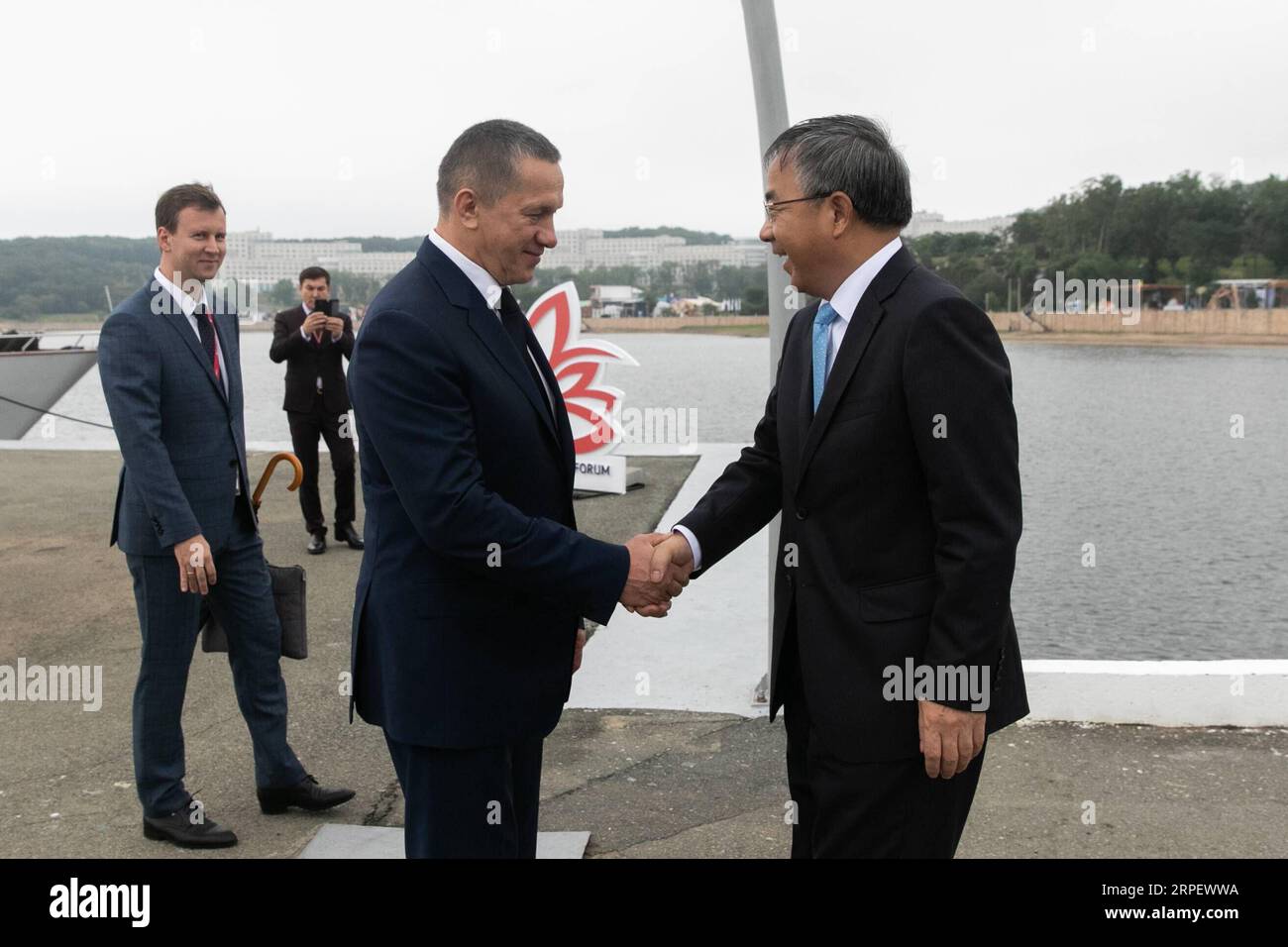 (190905) -- VLADIVOSTOK, 5 settembre 2019 -- il vice primo ministro cinese Hu Chunhua (R) stringe la mano al vice primo ministro russo Yury Trutnev prima della loro riunione a Vladivostok, Russia, 5 settembre 2019. ) RUSSIA-VLADIVOSTOK-CINA-HU CHUNHUA-TRUTNEV-MEETING BAIXXUEQI PUBLICATIONXNOTXINXCHN Foto Stock