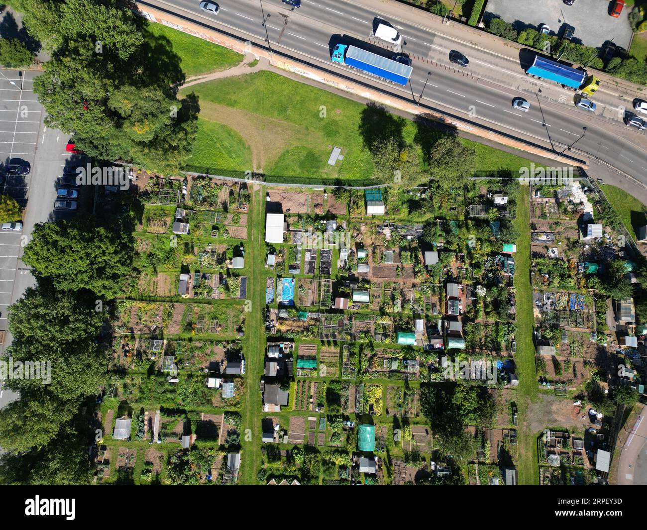 Vista aerea del giardino pubblico che mostra la posizione urbana accanto all'affollata A49 a Hereford nel Regno Unito, presa nel settembre 2023 Foto Stock