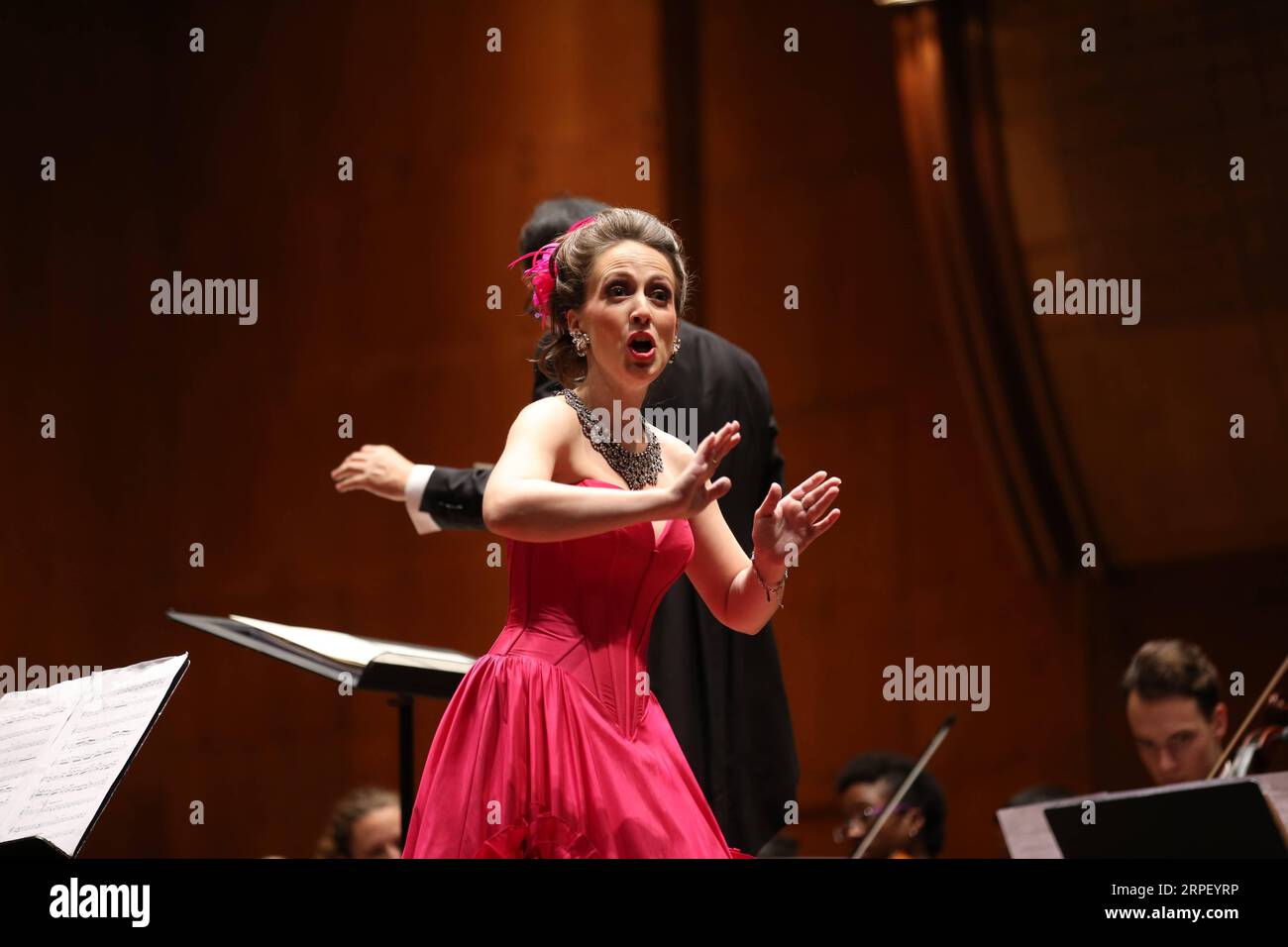 (190907) -- NEW YORK, 7 settembre 2019 -- Soprano Holly Flack canta Stay, Guest from Afar durante il Golden Night Concert del 2019 al Lincoln Center, New York, Stati Uniti, il 6 settembre 2019. I cinesi d'oltremare a New York hanno presentato un brillante concerto venerdì sera al Lincoln Center per celebrare il 40° anniversario dell'istituzione delle relazioni diplomatiche tra la Cina e gli Stati Uniti e per celebrare il prossimo Mid-Autumn Festival. ) U.S.-NEW YORK-GOLDEN NIGHT CONCERT QINXLANG PUBLICATIONXNOTXINXCHN Foto Stock