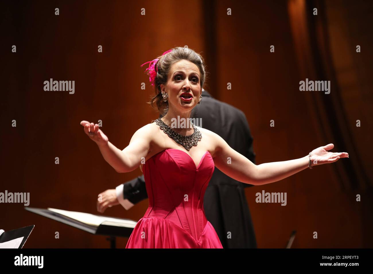 (190907) -- NEW YORK, 7 settembre 2019 -- Soprano Holly Flack canta Stay, Guest from Afar durante il Golden Night Concert del 2019 al Lincoln Center, New York, Stati Uniti, il 6 settembre 2019. I cinesi d'oltremare a New York hanno presentato un brillante concerto venerdì sera al Lincoln Center per celebrare il 40° anniversario dell'istituzione delle relazioni diplomatiche tra la Cina e gli Stati Uniti e per celebrare il prossimo Mid-Autumn Festival. ) U.S.-NEW YORK-GOLDEN NIGHT CONCERT QINXLANG PUBLICATIONXNOTXINXCHN Foto Stock