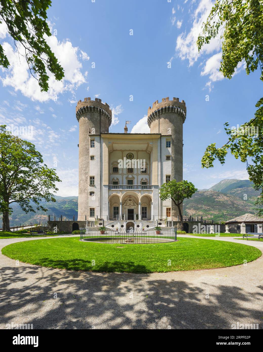 Il castello di Aymavilles e il suo giardino. Regione Valle d'Aosta, Italia Foto Stock