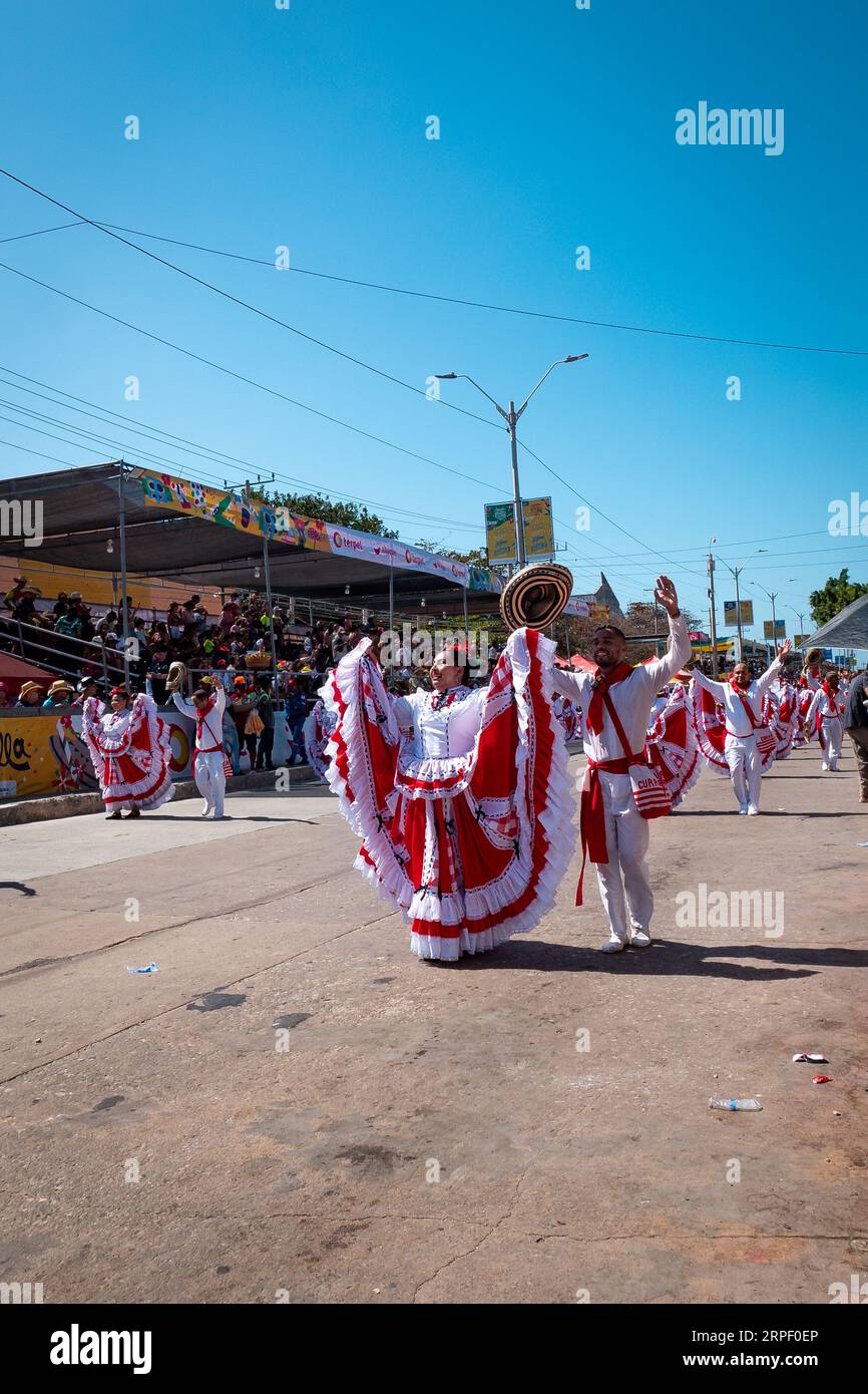 Barranquilla, Colombia - 21 febbraio 2023: Uomini e donne colombiane vestite con i costumi tradizionali della Costa del Paese sfilano nella F Foto Stock