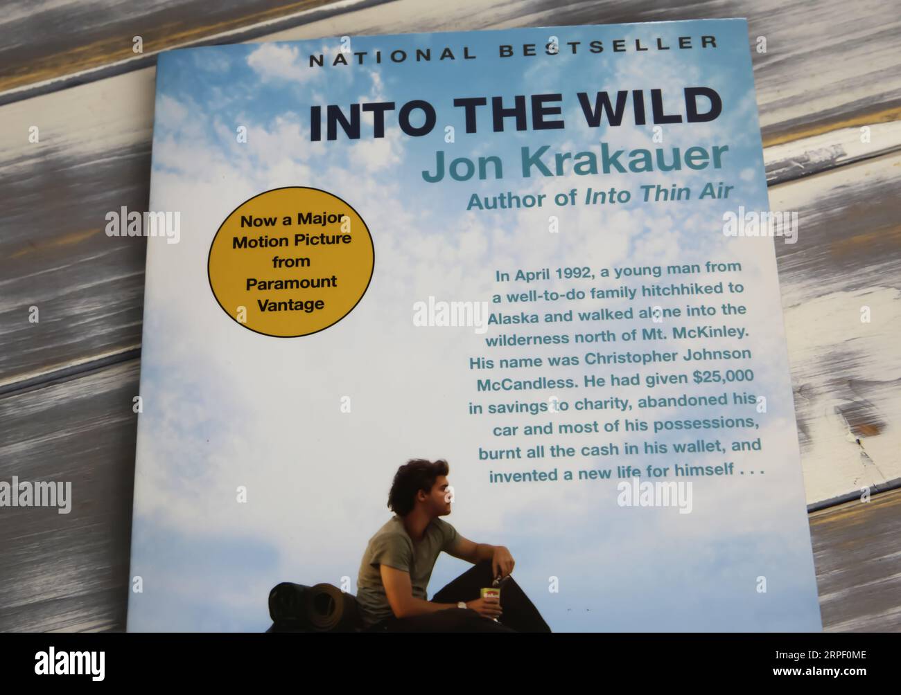 Viersen, Germania - 9 luglio. 2023: Primo piano della copertina di un libro isolato Jon Krakauer in the Wild Foto Stock