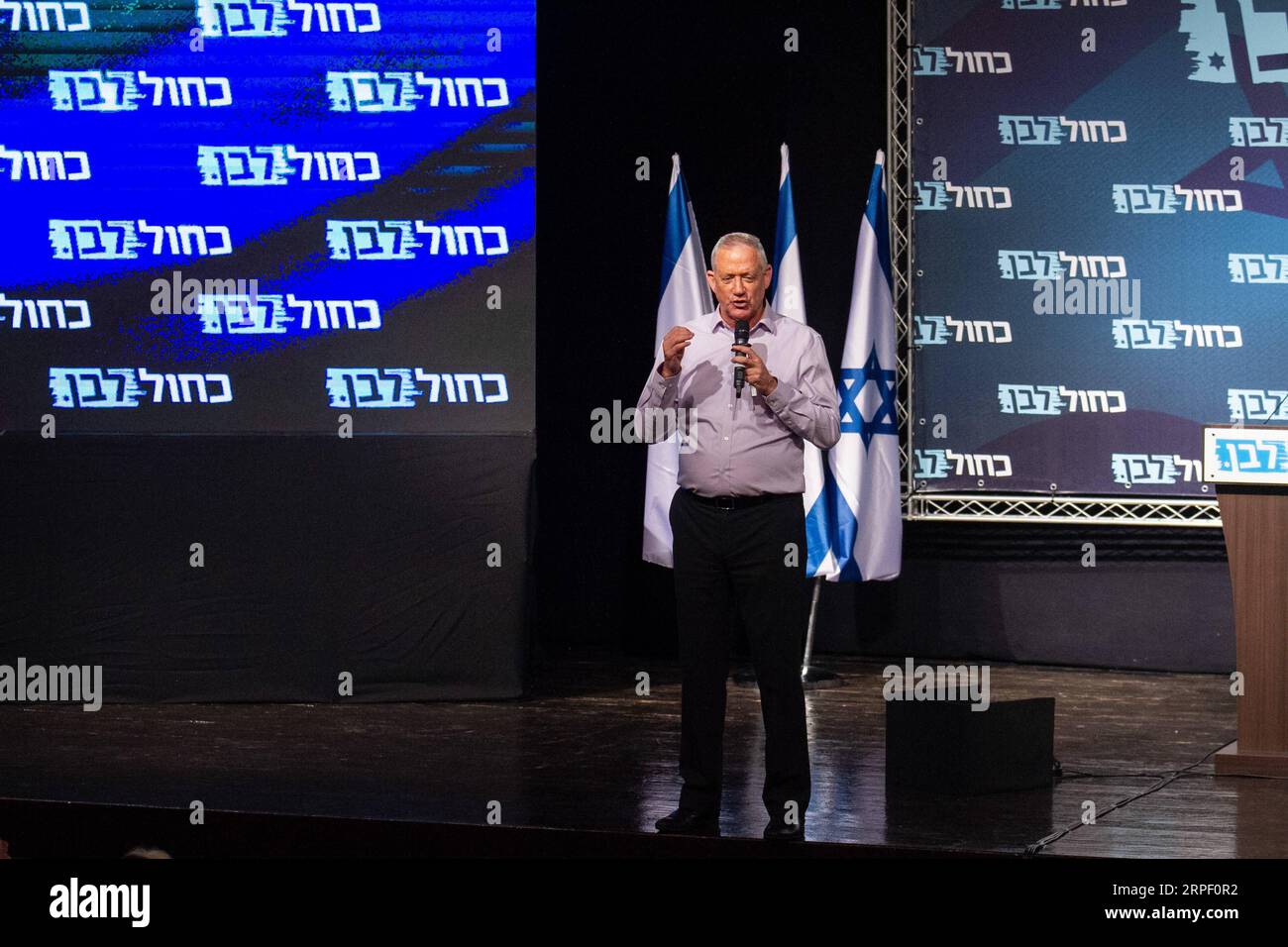 (190908) - HAIFA (ISRAELE), 8 settembre 2019 (Xinhua) - il leader del partito bianco e blu Benny Gantz parla durante un evento elettorale ad Haifa, Israele, l'8 settembre 2019. Le elezioni generali in Israele sono previste per il 17 settembre. (JINI via Xinhua) ISRAEL-HAIFA-BENNY GANTZ-ELECTION-CAMPAIGN PUBLICATIONxNOTxINxCHN Foto Stock