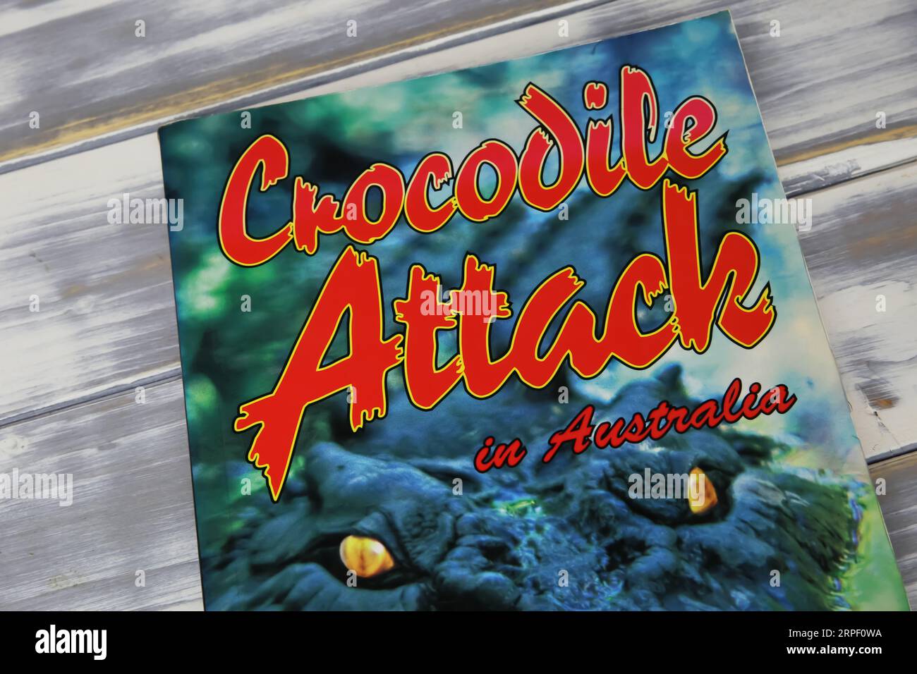 Viersen, Germania - 9 luglio. 2023: Closeup of isolated book cover of Hugh Edwards ture stories about coccodrilli attacks in Australia Foto Stock