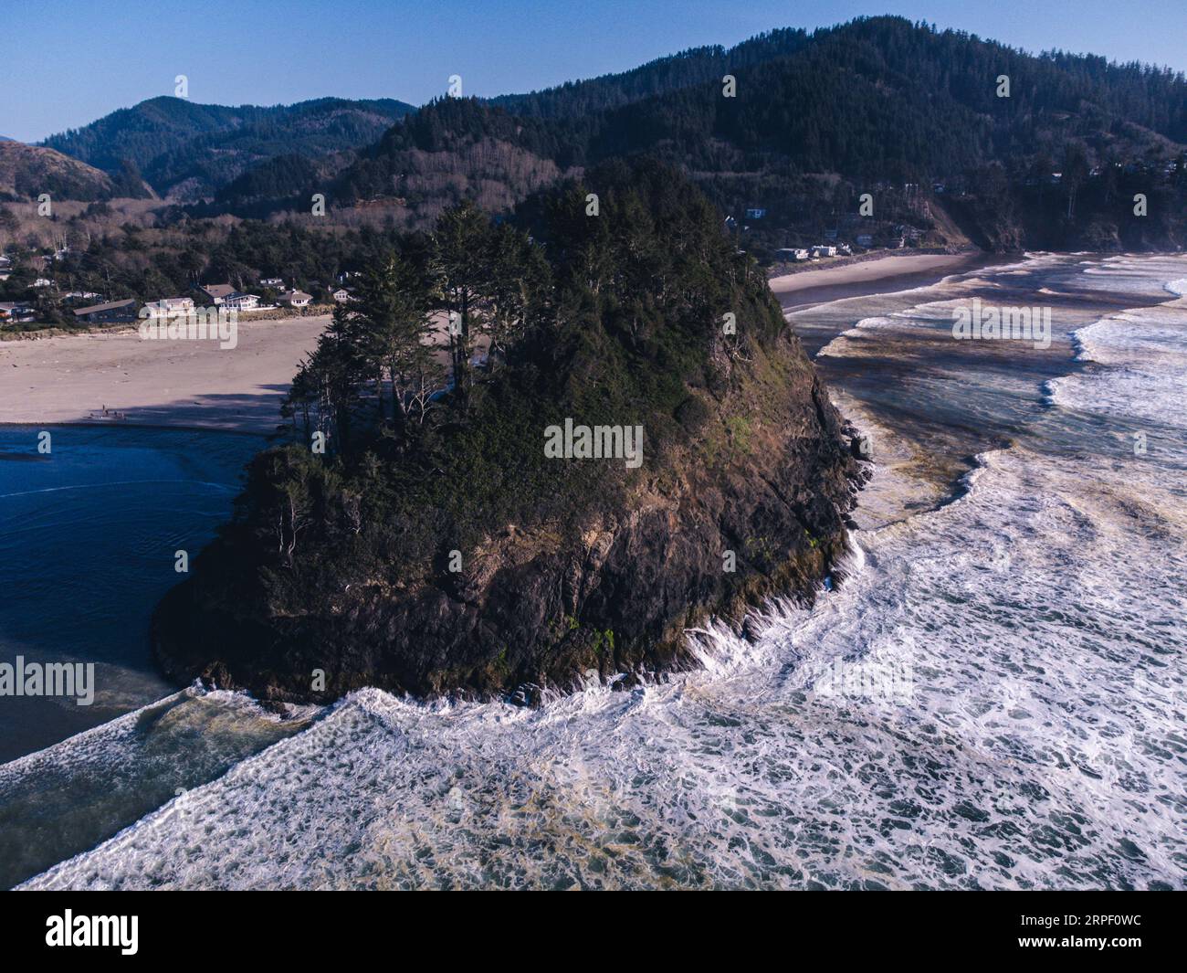 Foto aerea di Proposal Rock fuori Neskowin, sulla costa dell'Oregon. Foto Stock