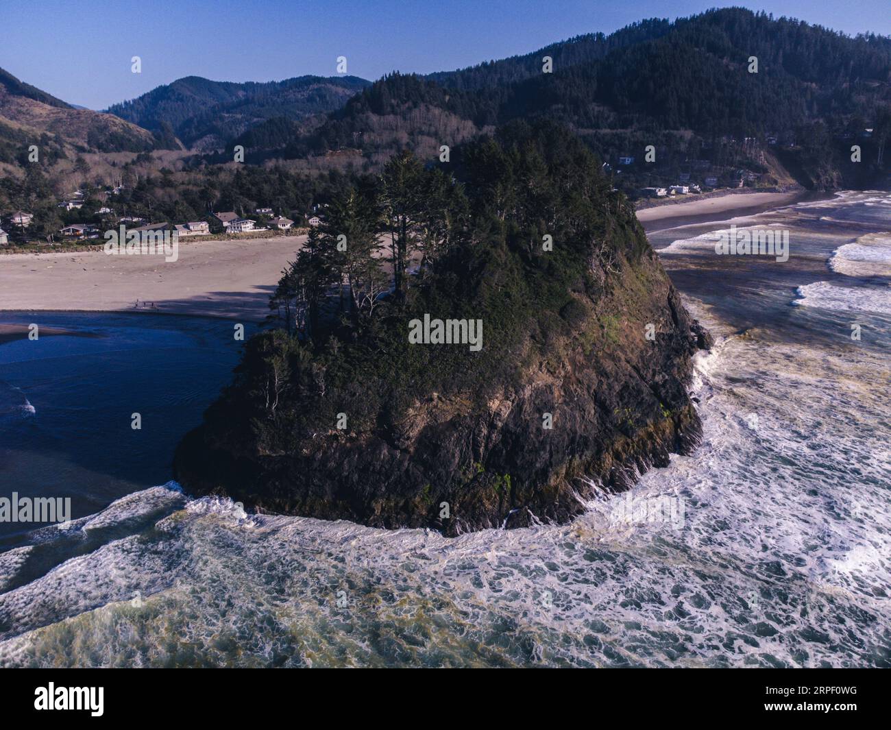 Foto aerea di Proposal Rock fuori Neskowin, sulla costa dell'Oregon. Foto Stock