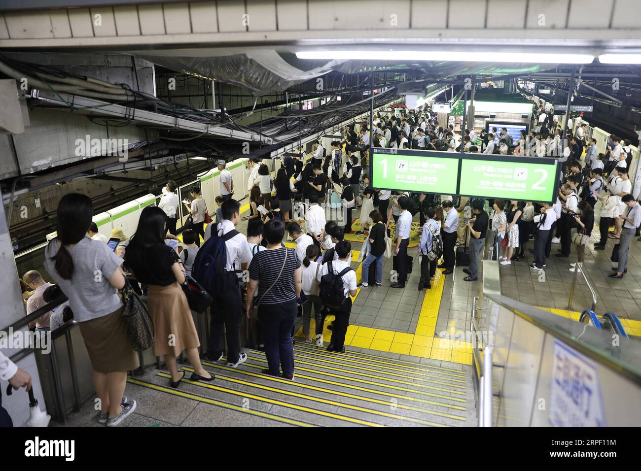 (190909) -- TOKYO, 9 settembre 2019 -- i pendolari attendono alla stazione di Meguro perché l'operazione del treno è sospesa a causa del tifone Faxai a Tokyo, Giappone, 9 settembre 2019. Typhoon Faxai sbarcò nei pressi di Tokyo il lunedì mattina presto causando gravi disagi alle reti di trasporto con la sospensione dei servizi ferroviari e l'arresto dei voli poiché la capitale e le aree circostanti erano attaccate da pioggia torrenziale e colpite da venti ventosi. ) JAPAN-TOKYO-TYPHOON FAXAI DuxXiaoyi PUBLICATIONxNOTxINxCHN Foto Stock