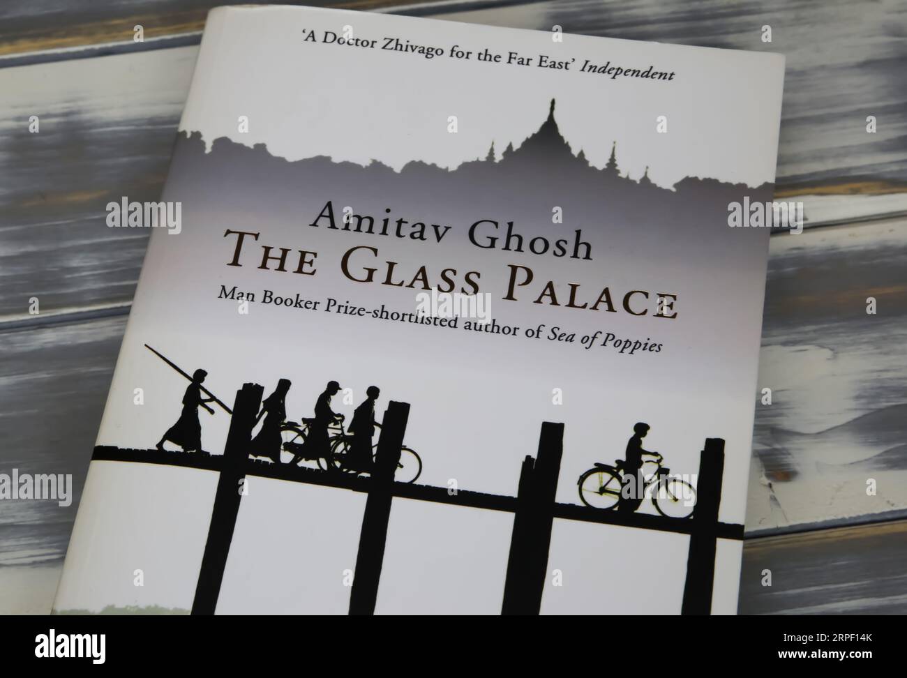 Viersen, Germania - 9 luglio. 2023: Primo piano della copertina di un libro isolato dello scrittore indiano Amitav Gosh, il palazzo di vetro Foto Stock