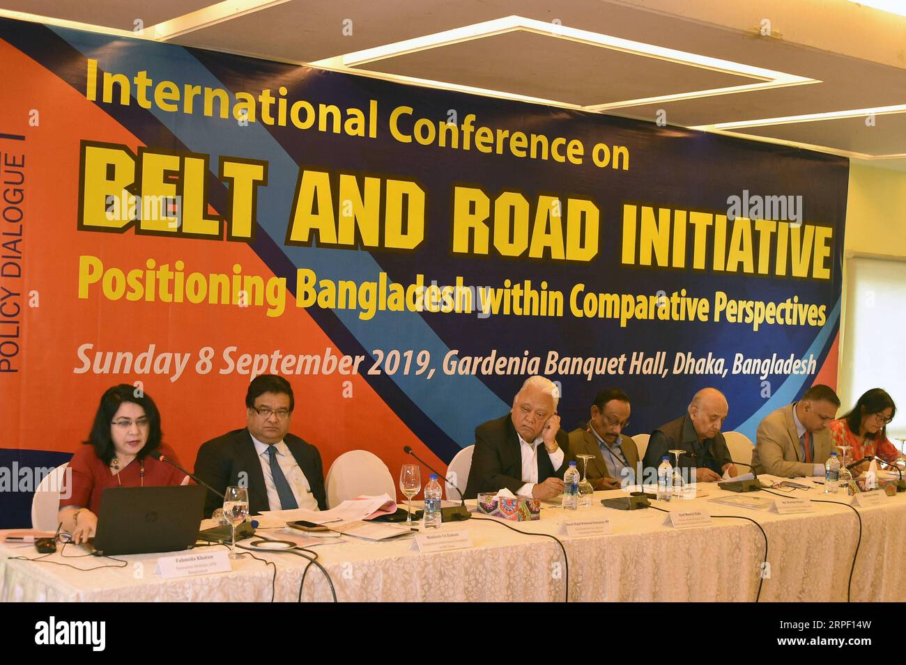 (190909) -- DHAKA, 9 settembre 2019 () -- Fahmida Khatun (1st L), direttore esecutivo del Centre for Policy Dialogue (CPD), presenta una conferenza internazionale intitolata Belt and Road Initiative: Positioning Bangladesh within comparative Perspectives a Dacca, Bangladesh, l'8 settembre 2019. Il Centre for Policy Dialogue (CPD), uno dei principali think tank della società civile bengalese, ha convocato la conferenza nella capitale Dacca domenica. Il CPD ha affermato che la Belt and Road Initiative (BRI) promette di fornire infrastrutture fisiche e morbide attraverso i suoi corridoi con l'obiettivo di migliorare Foto Stock