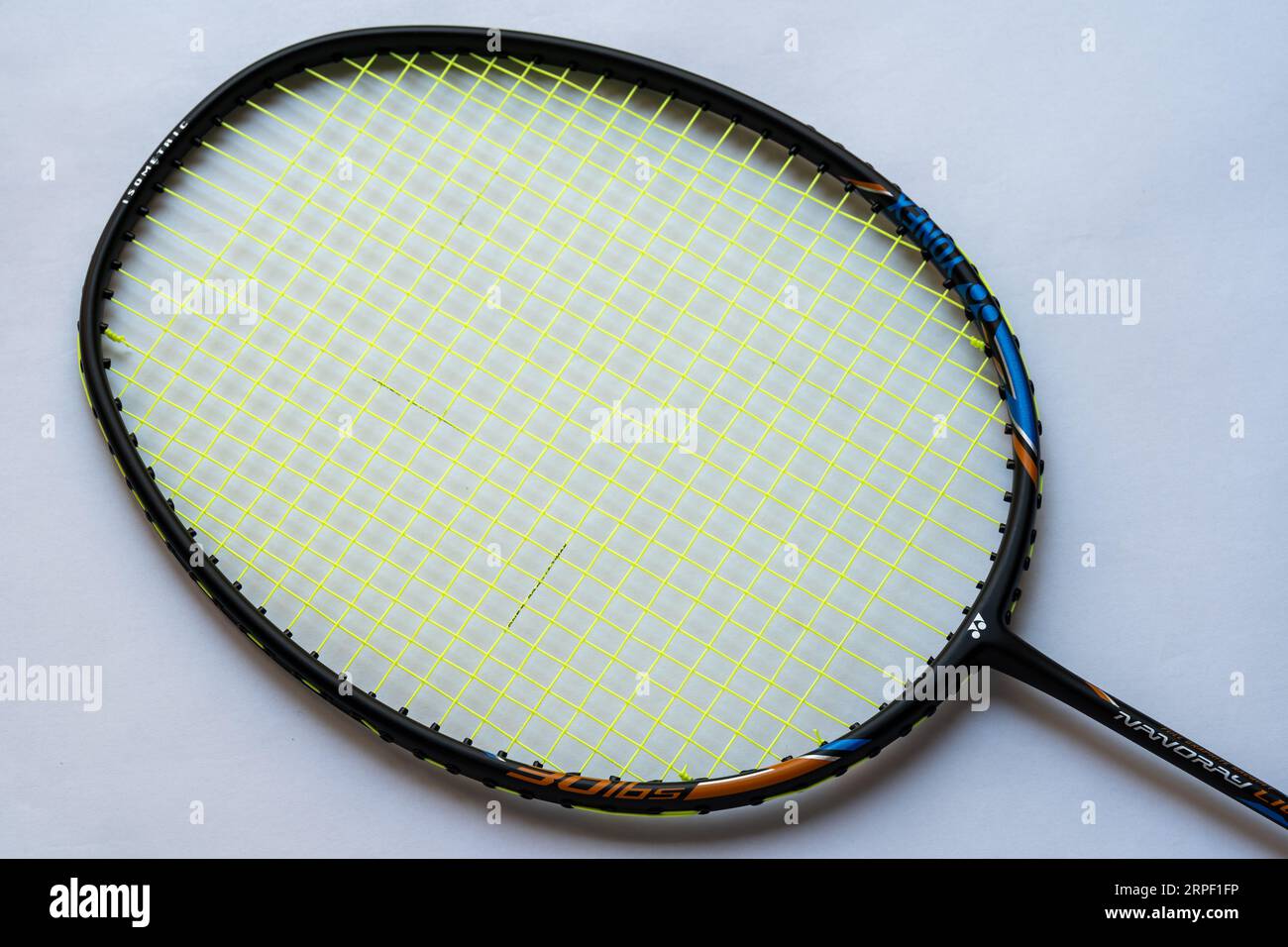 Doha, Qatar - 4 settembre 2023: Racchetta da badminton Yonex isolata su sfondo bianco Foto Stock