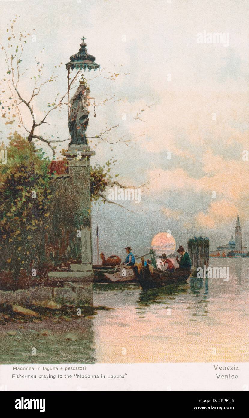 Cartolina d'epoca italiana di pescatori che pregano per una statua della Madonna nella laguna di Venezia. Foto Stock