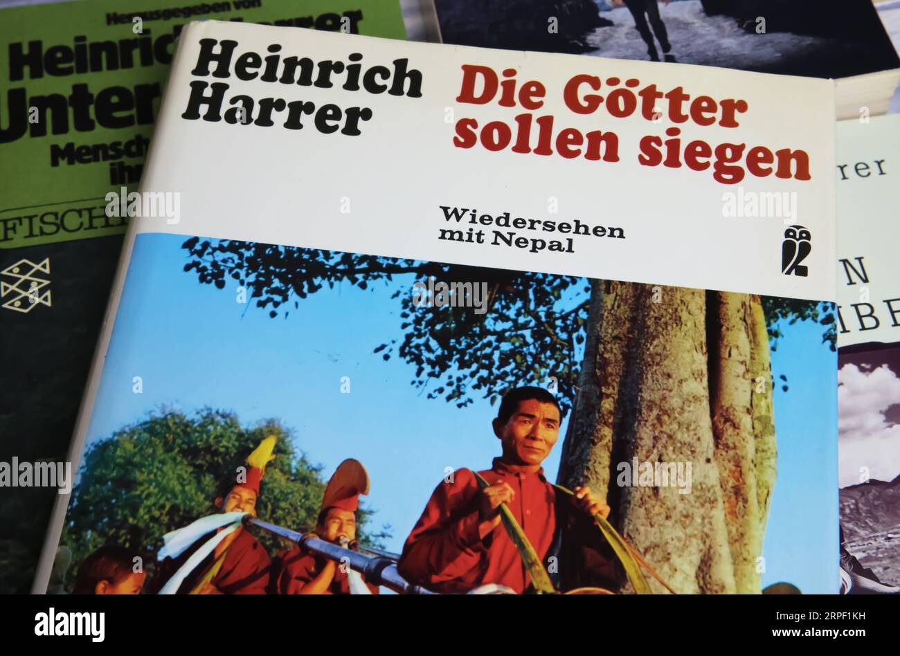 Viersen, Germania - 9 luglio. 2023: Closeup of isolate book cover Collection of austrian Travel and Adventure writer Heinrich Harrer degli anni '50 Foto Stock