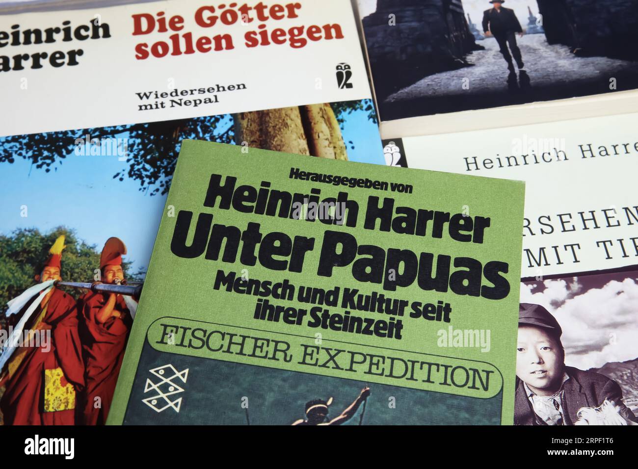 Viersen, Germania - 9 luglio. 2023: Closeup of isolate book cover Collection of austrian Travel and Adventure writer Heinrich Harrer degli anni '50 Foto Stock