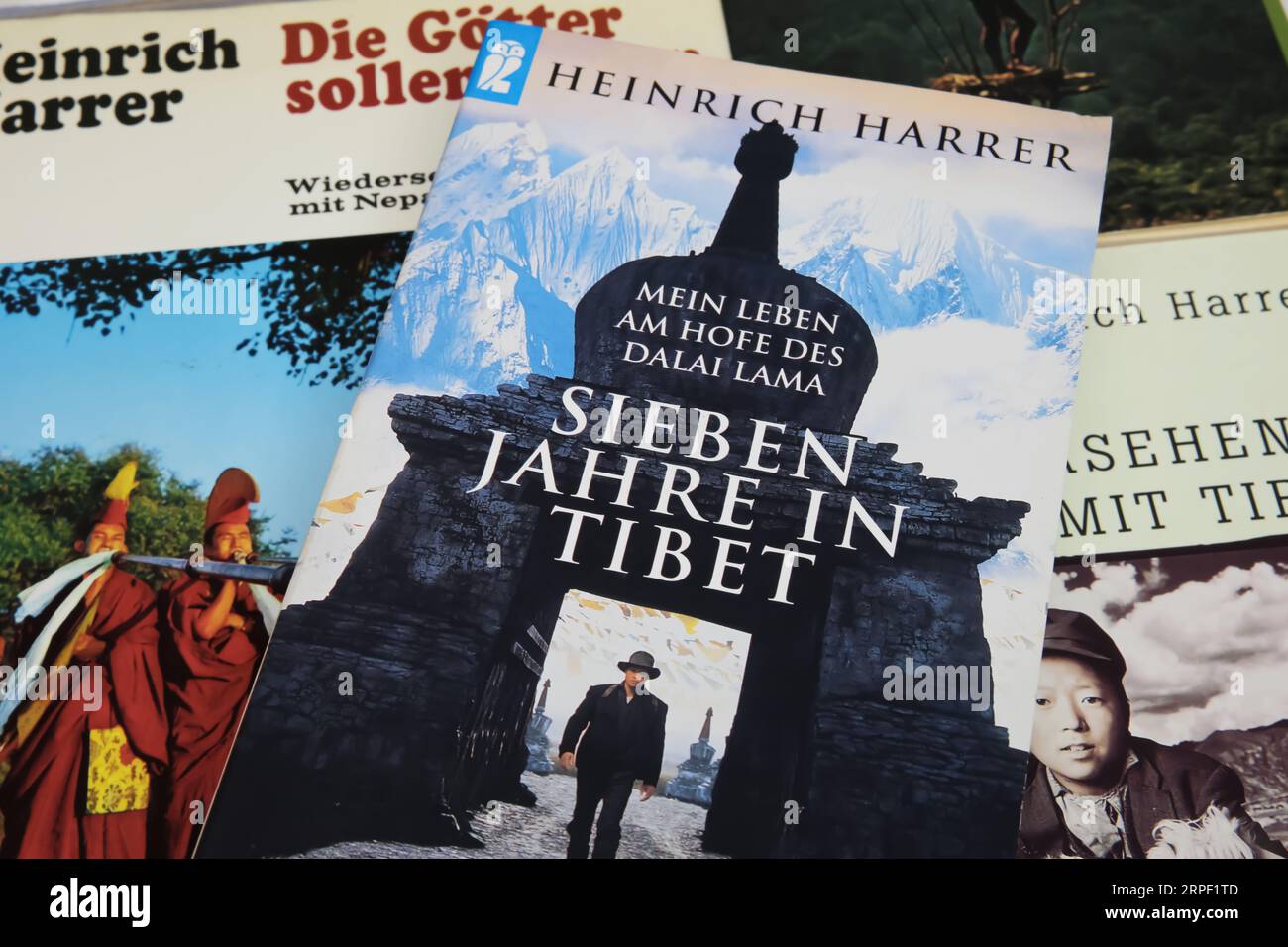 Viersen, Germania - 9 luglio. 2023: Closeup of isolate book cover Collection of austrian Travel and Adventure writer Heinrich Harrer degli anni '50 Foto Stock
