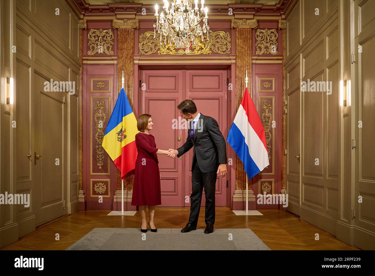 L'AIA - il primo ministro uscente Mark Rutte riceve il presidente Sandu presso il Ministero degli affari generali. Durante la riunione, discuteranno, tra l'altro, della guerra in Ucraina e del candidato moldavo all'adesione all'UE. ANP PHIL NIJHUIS paesi bassi fuori - belgio fuori Foto Stock