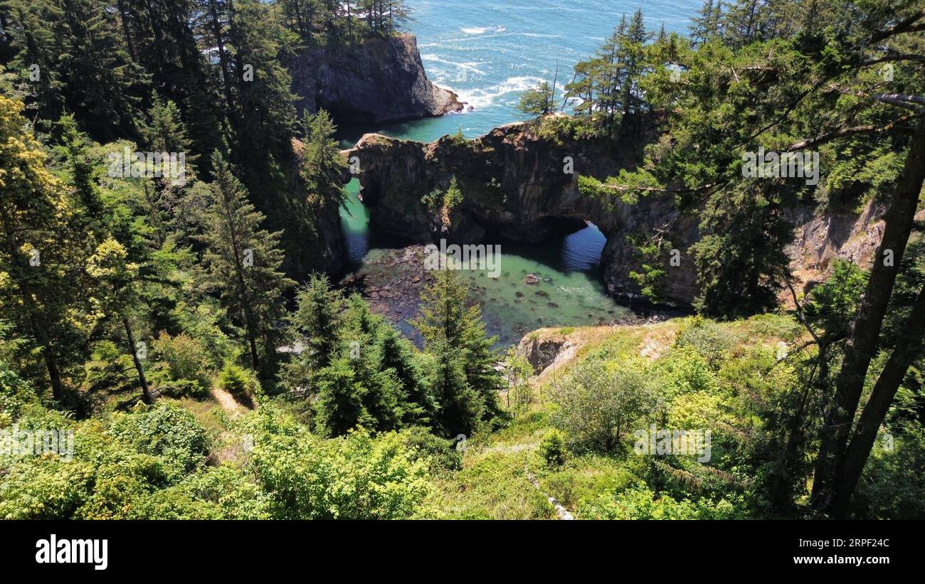 Foto aerea dei ponti naturali nel Samuel H. Boardman Scenic Corridor sulla costa dell'Oregon. Foto Stock