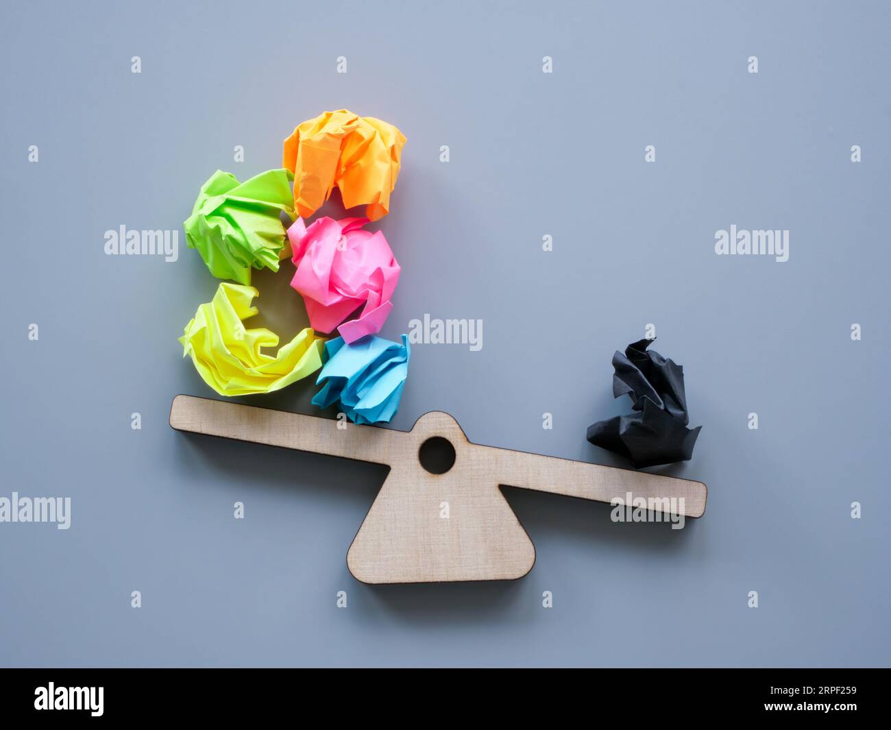 Scale e palline di carta come simbolo di pensieri positivi e negativi. Foto Stock