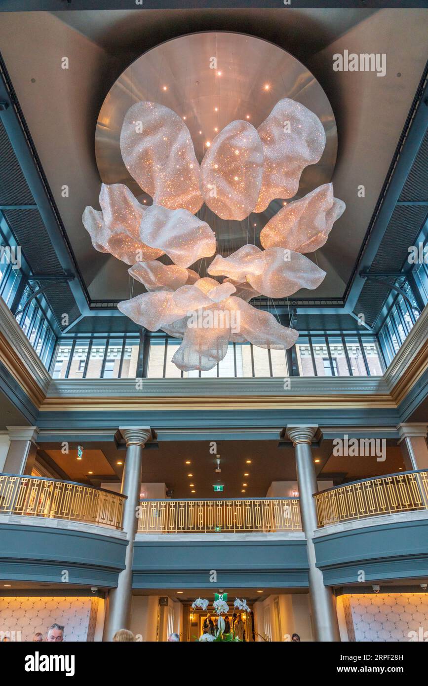 Il lampadario decorativo nella lobby principale dell'Empress Hotel a Victoria, Isola di Vancouver, British Columbia, Canada. Foto Stock
