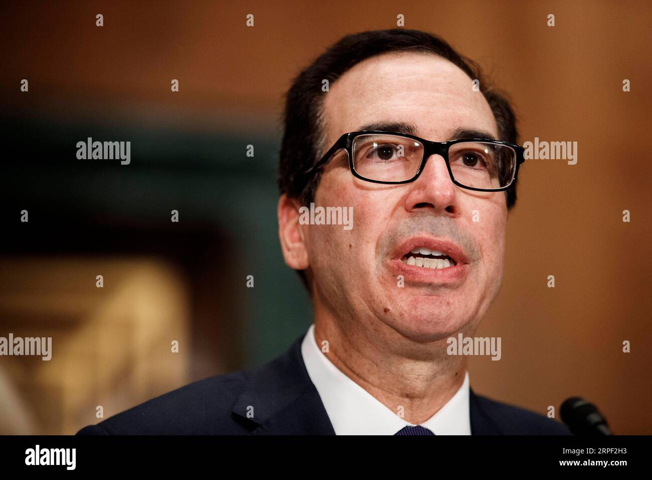 (190910) -- WASHINGTON, 10 settembre 2019 -- il segretario al Tesoro degli Stati Uniti Steven Mnuchin parla ad un'audizione del Senate Banking, Housing, and Urban Affairs Committee per quanto riguarda le riforme della finanza abitativa a Capitol Hill a Washington D.C., negli Stati Uniti, il 10 settembre 2019. (Foto di /Xinhua) U.S.-WASHINGTON D.C.-CAPITOL HILL-MNUCHIN-HEARING TingxShen PUBLICATIONxNOTxINxCHN Foto Stock