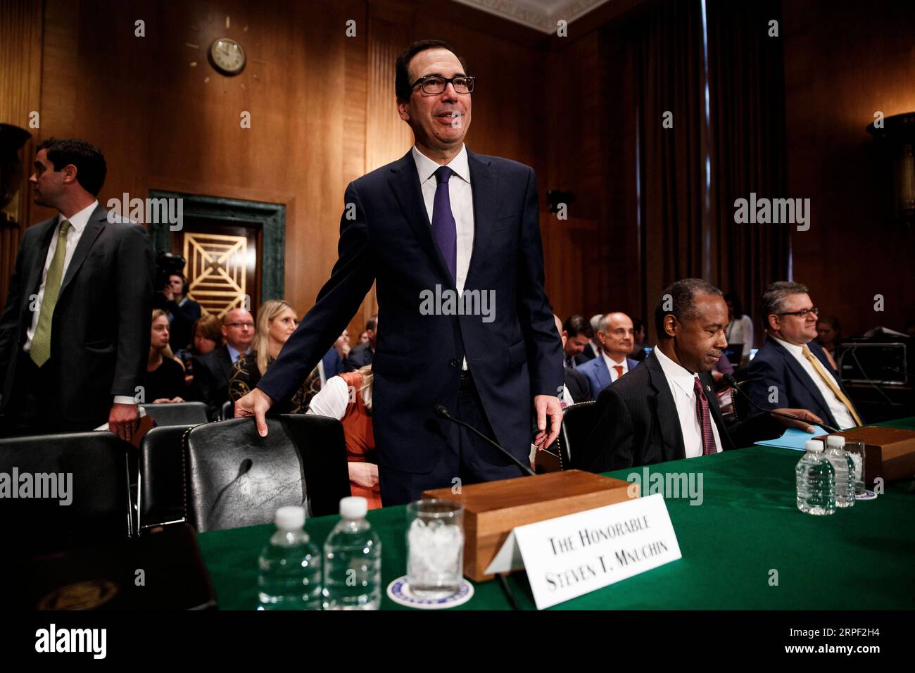 News Themen der Woche KW37 News Bilder des Tages (190910) -- WASHINGTON, 10 settembre 2019 -- il segretario del Tesoro degli Stati Uniti Steven Mnuchin arriva per un'audizione del Comitato per le banche, gli alloggi e gli affari urbani del Senato per quanto riguarda le riforme della finanza degli alloggi a Capitol Hill a Washington D.C., negli Stati Uniti, il 10 settembre 2019. (Foto di /Xinhua) U.S.-WASHINGTON D.C.-CAPITOL HILL-MNUCHIN-HEARING TingxShen PUBLICATIONxNOTxINxCHN Foto Stock
