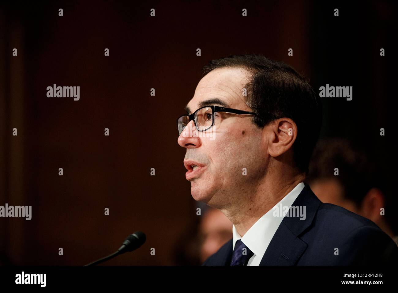 (190910) -- WASHINGTON, 10 settembre 2019 -- il segretario al Tesoro degli Stati Uniti Steven Mnuchin parla ad un'audizione del Senate Banking, Housing, and Urban Affairs Committee per quanto riguarda le riforme della finanza abitativa a Capitol Hill a Washington D.C., negli Stati Uniti, il 10 settembre 2019. (Foto di /Xinhua) U.S.-WASHINGTON D.C.-CAPITOL HILL-MNUCHIN-HEARING TingxShen PUBLICATIONxNOTxINxCHN Foto Stock